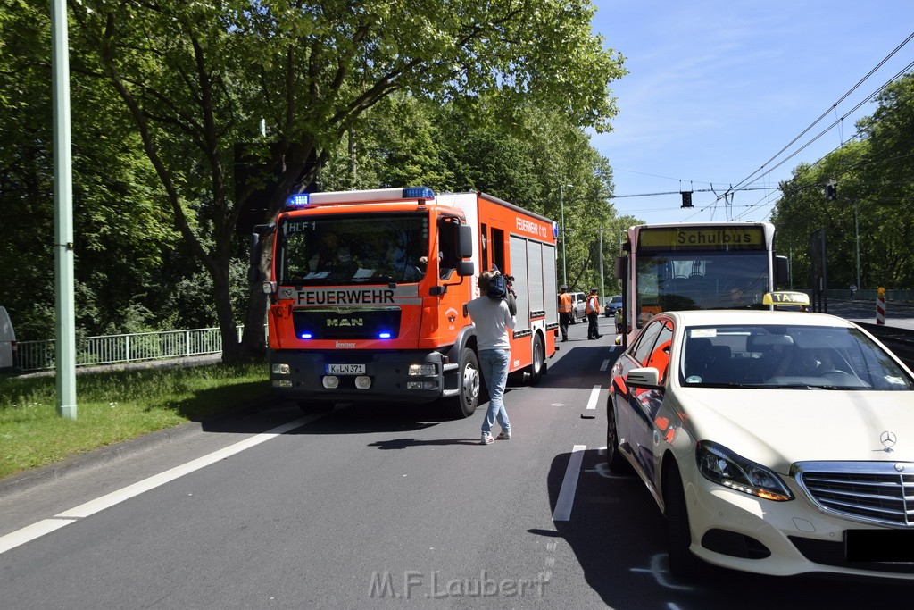 VU Schulbus Taxi Severinsbruecke Rich Innenstadt P40.JPG - Miklos Laubert